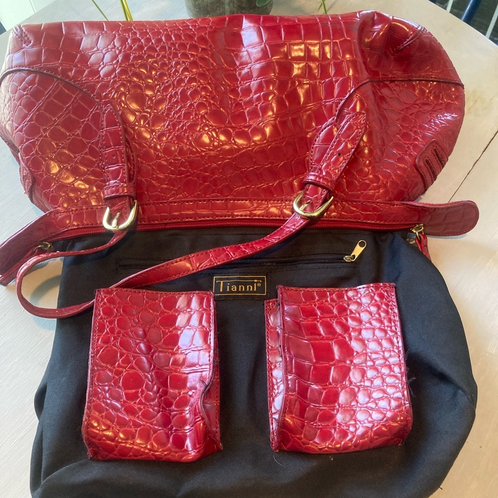 Elegant Red Tianni Crocodile-Embossed Women's Bag - Picture 5 of 12